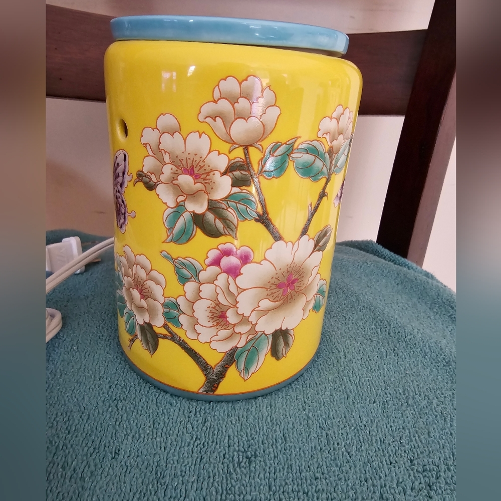 Scentsy Madame Butterfly Full Size Yellow Floral Ceramic Wax Warmer